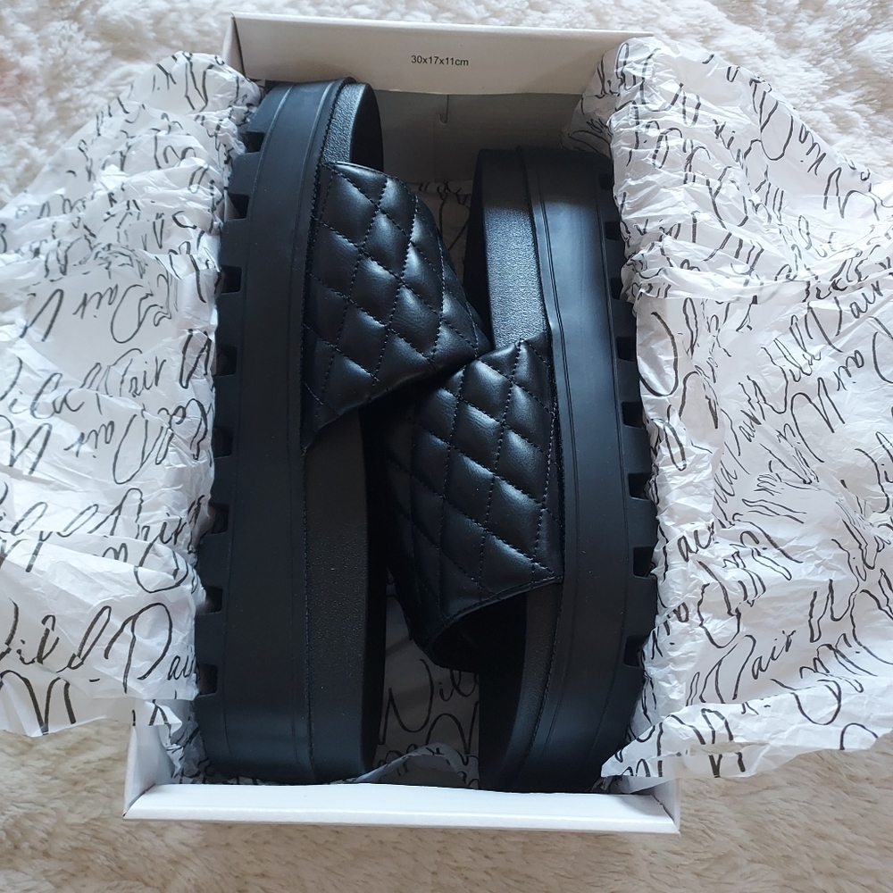 Wild Pair Black Quilted 1.5 Platform Elevaded wedge Slide Sandals Sz-10